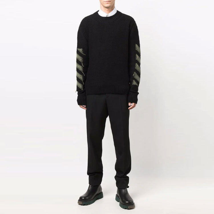 بلوفر رجالي من الصوف بنقشة سهم من Off-White FW21 برقبة دائرية وقصّة فضفاضة باللون الأسود OMHE088F21KNI0011055