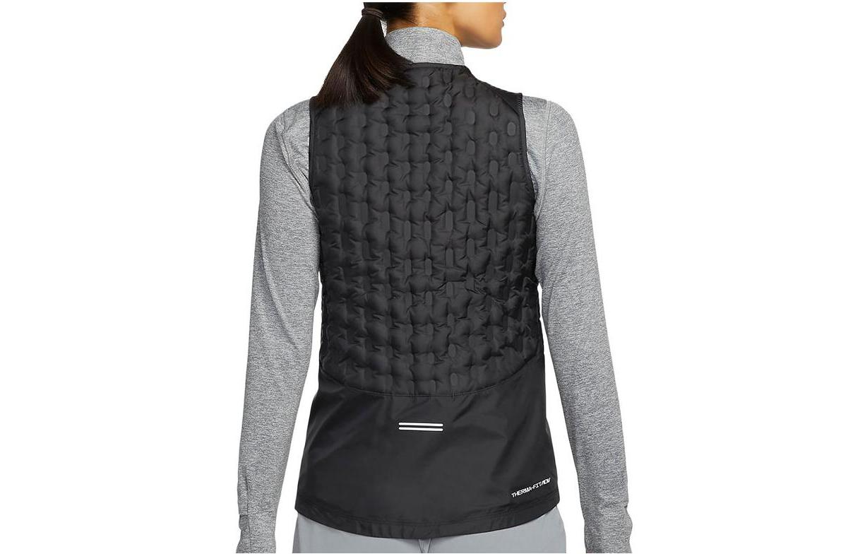 (WMNS) سترة تدفئة مبطنة بشعار ماركة Nike مطرزة باللون الأسود DD6064-010