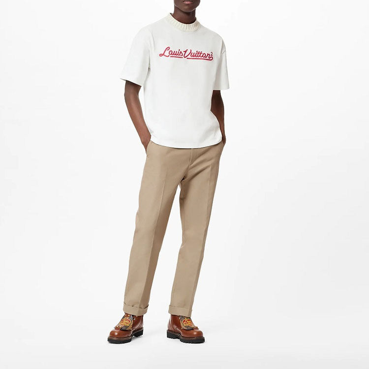 حقيبة كروس أوفر LOUIS VUITTON x NIGO LV2 SS22 للرجال بياقة محبوكة وشعار أبجدي وأكمام قصيرة باللون الأبيض 1A9GMM