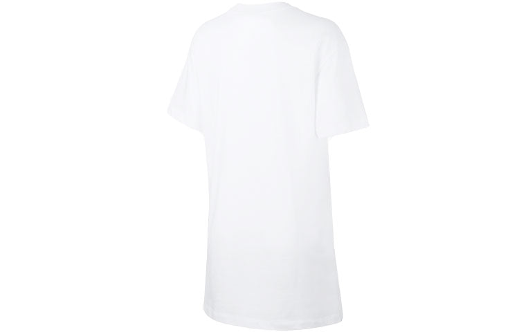 (WMNS) فستان Nike Sportswear Essential Logo مطرز بأكمام قصيرة باللون الأبيض CJ2243-100
