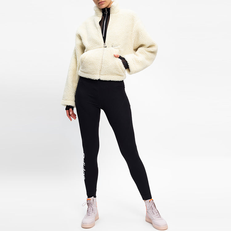 (WMNS) جاكيت قصير دافئ من الصوف بشعار Nike وياقة واقفة باللون الأبيض CU6639-238