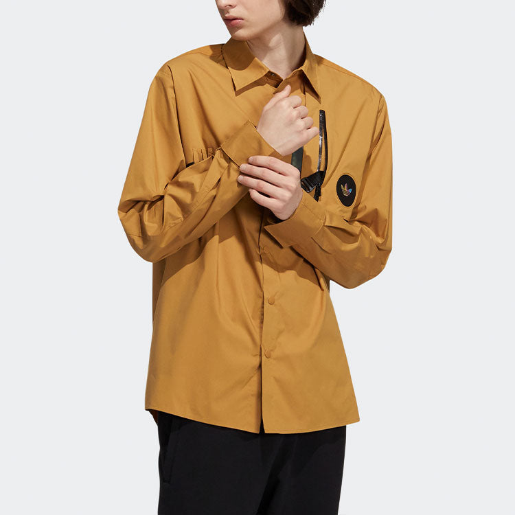 قميص رجالي adidas originals Prem Wvn Lshirt ذو ياقة على الصدر وأكمام طويلة باللون البني القمحي H58072