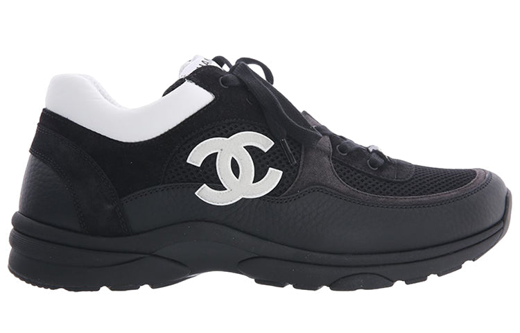 حذاء رياضي CHANEL CC من الجلد باللونين الأسود والأبيض