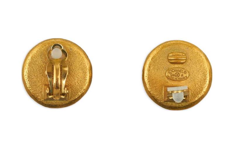 CHANEL 1995 Plated Cc Frog Clip On Costume Earrings