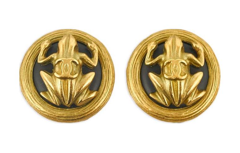 CHANEL 1995 Plated Cc Frog Clip On Costume Earrings