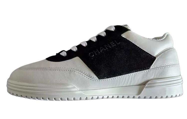 حذاء تزلج CHANEL 24C منخفض الارتفاع للنساء باللون الأبيض والأسود
