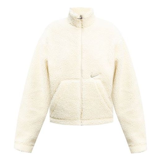 (WMNS) جاكيت قصير دافئ من الصوف بشعار Nike وياقة واقفة باللون الأبيض CU6639-238