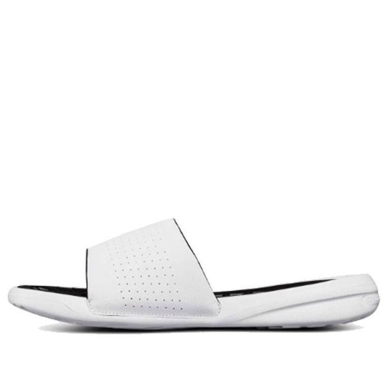 حذاء Playmaker ذو الحزام الثابت من Under Armour باللونين الأبيض والأسود 3000061-102