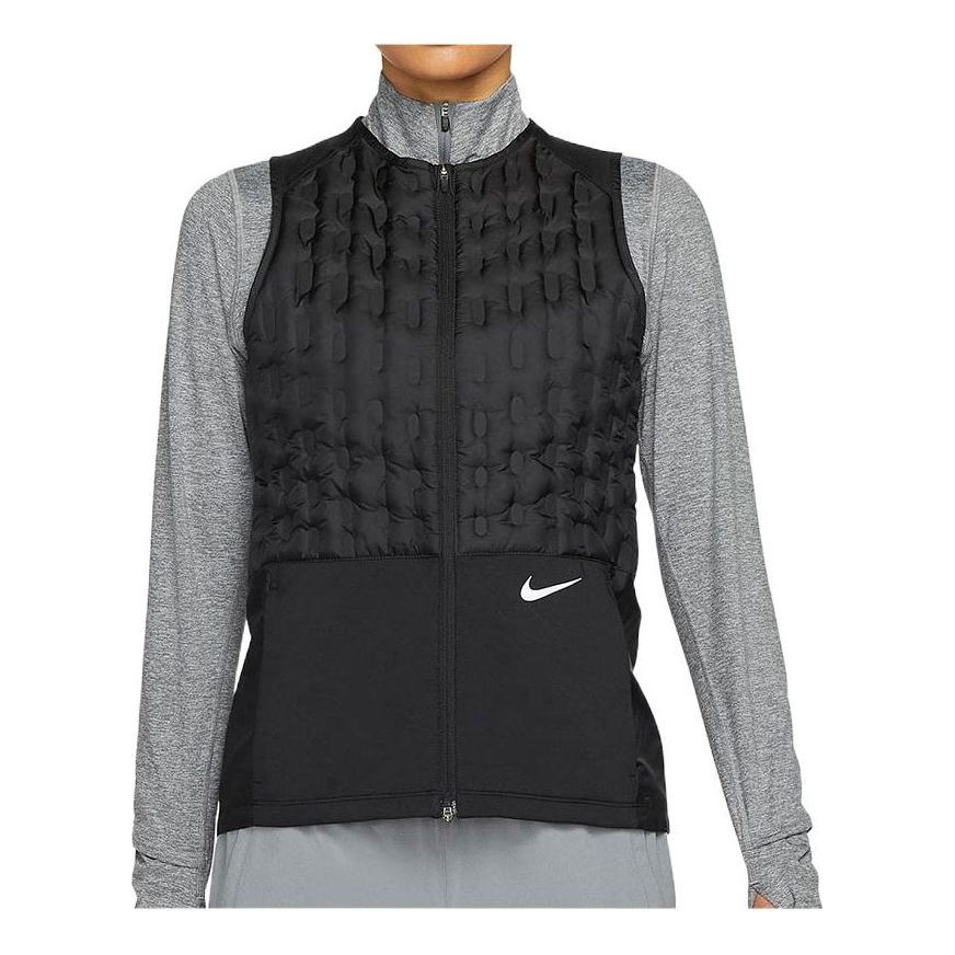 (WMNS) سترة تدفئة مبطنة بشعار ماركة Nike مطرزة باللون الأسود DD6064-010