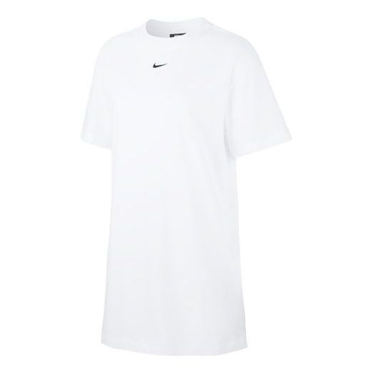 (WMNS) فستان Nike Sportswear Essential Logo مطرز بأكمام قصيرة باللون الأبيض CJ2243-100