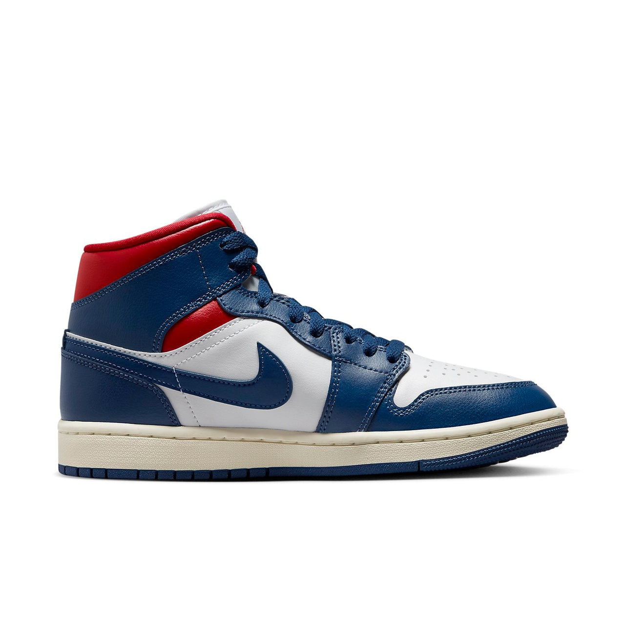 (WMNS) حذاء Air Jordan 1 Mid باللون الأزرق الفرنسي والأحمر الرياضي BQ6472-146