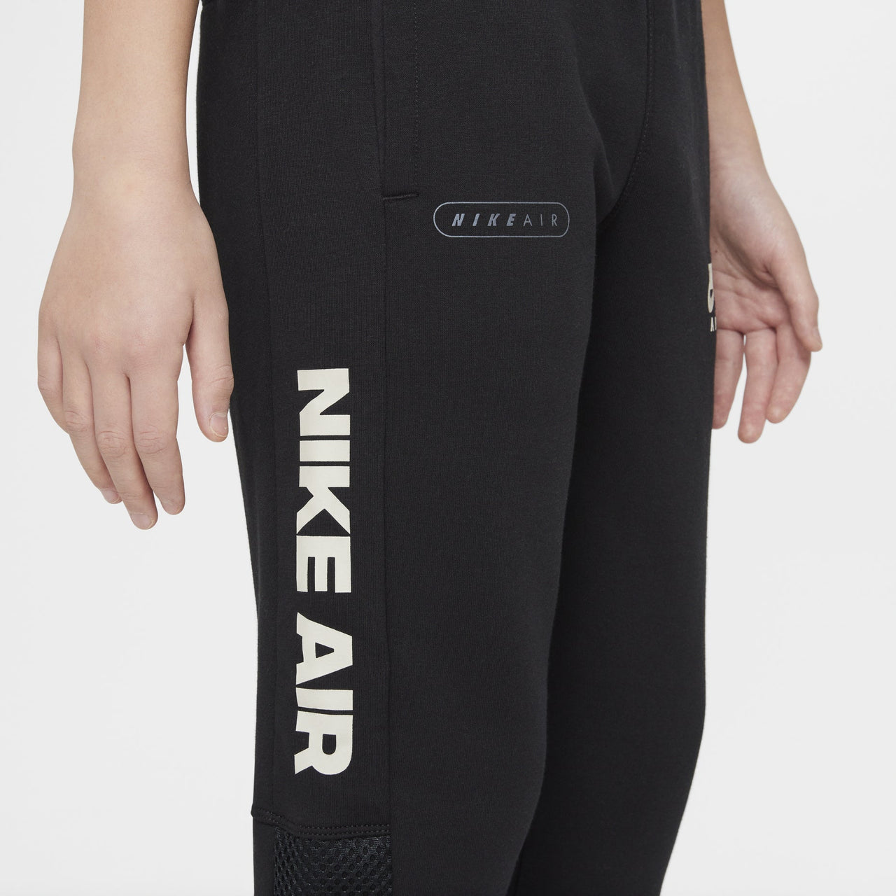 (GS) مجموعة بنطلونات رياضية/بنطلونات رياضية مطبوعة بشعار Nike عاكس للضوء للأولاد باللون الأسود DM8113-010