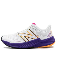 (WMNS) حذاء New Balance FuelCell Prism v2 منخفض الارتفاع باللون الأبيض/الأرجواني WFCPZLV2