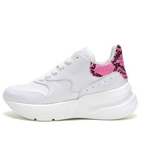 (WMNS) Alexander McQueen Oversized Snake Print Runner Sneakers 'White Pink' 586410WHXI39924