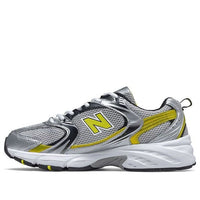 حذاء New Balance 530 D عريض باللون الرمادي/الأصفر MR530SC