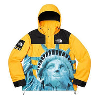 جاكيت تبادل مقاوم للماء بتصميم تمثال الحرية من Supreme x The North Face للجنسين باللون الأصفر SUP-FW19-907